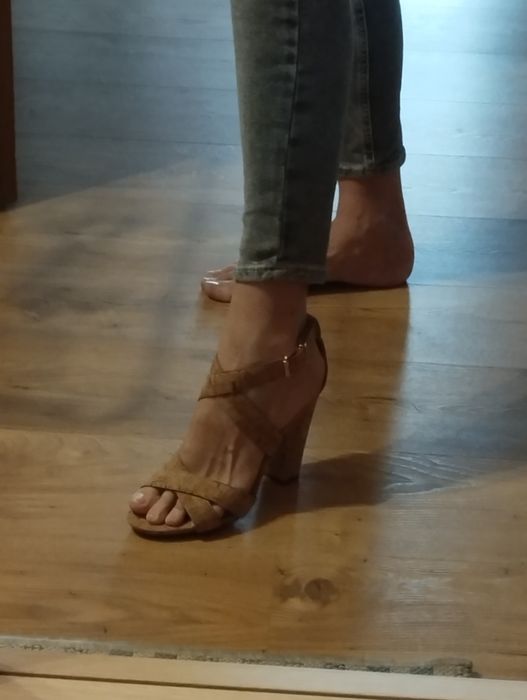 Sandały na obcasie Aldo, rozmiar 41, beżowe korek