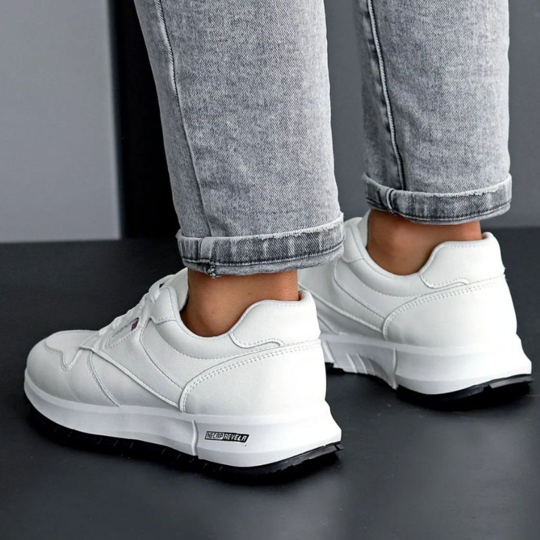 Білі базові кросівки жіночі