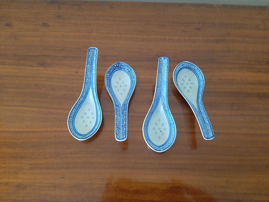 Colheres "finger food" em porcelana.