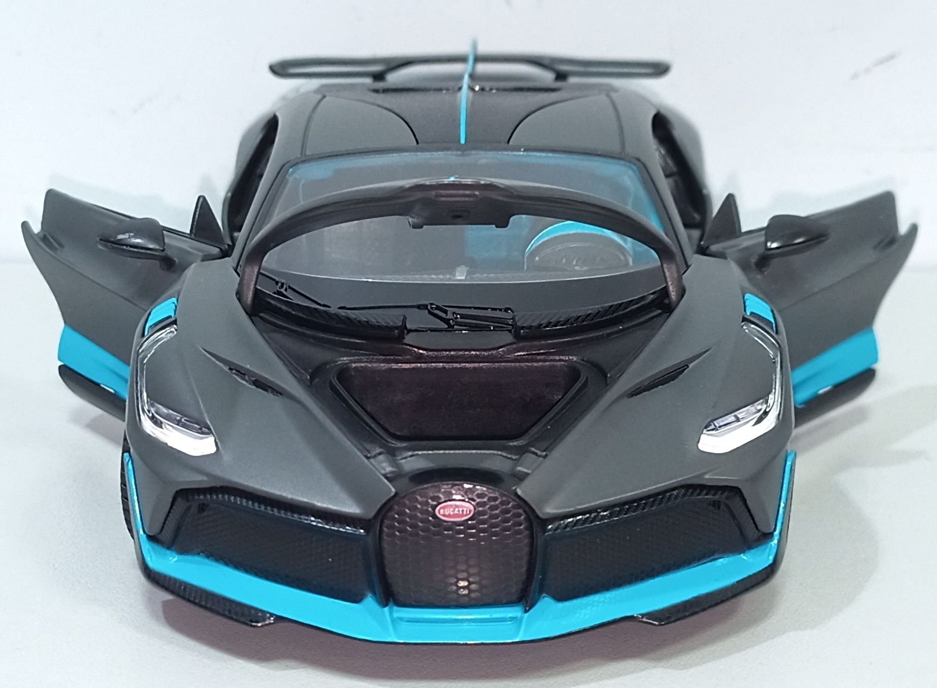 Bugatti Divo металлическая модель 1:24 RASTAR