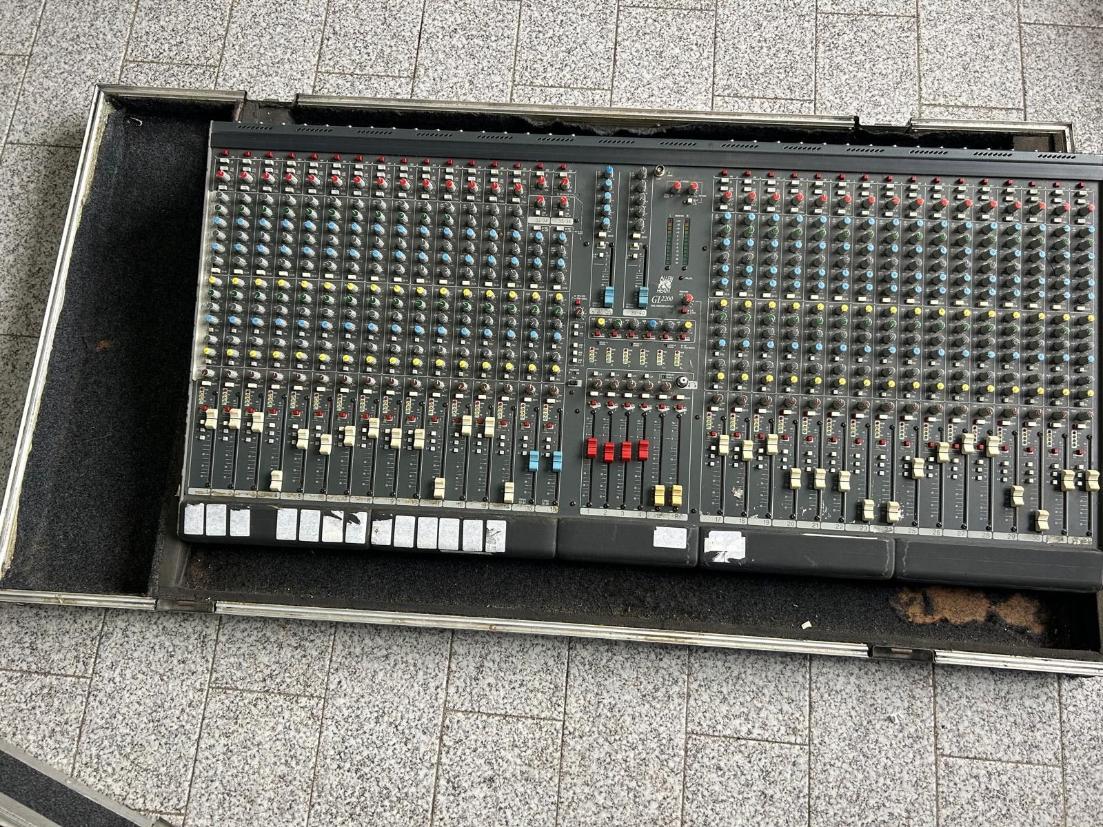 Allen & Heath GL 2200 c/ Case | 32 Canais