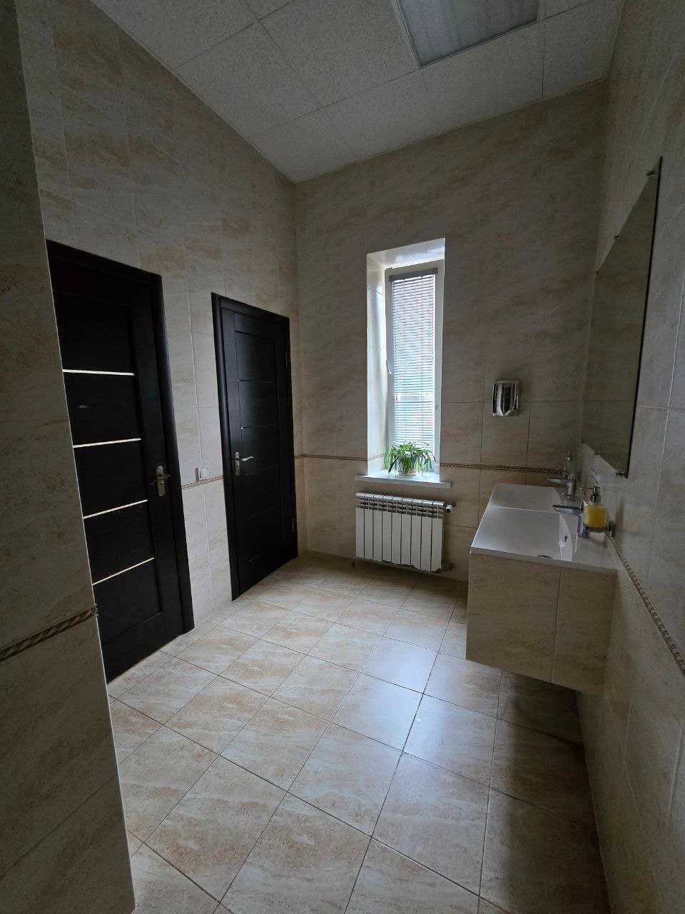 Кабінет в центрі з меблями