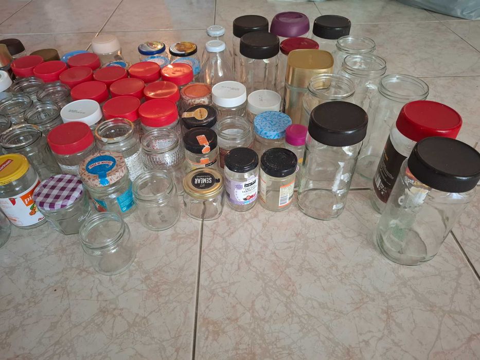 Vendo 95 frascos de vidro