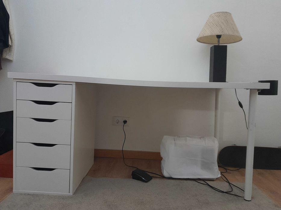 Atrativa Secretária de quarto ou escritório