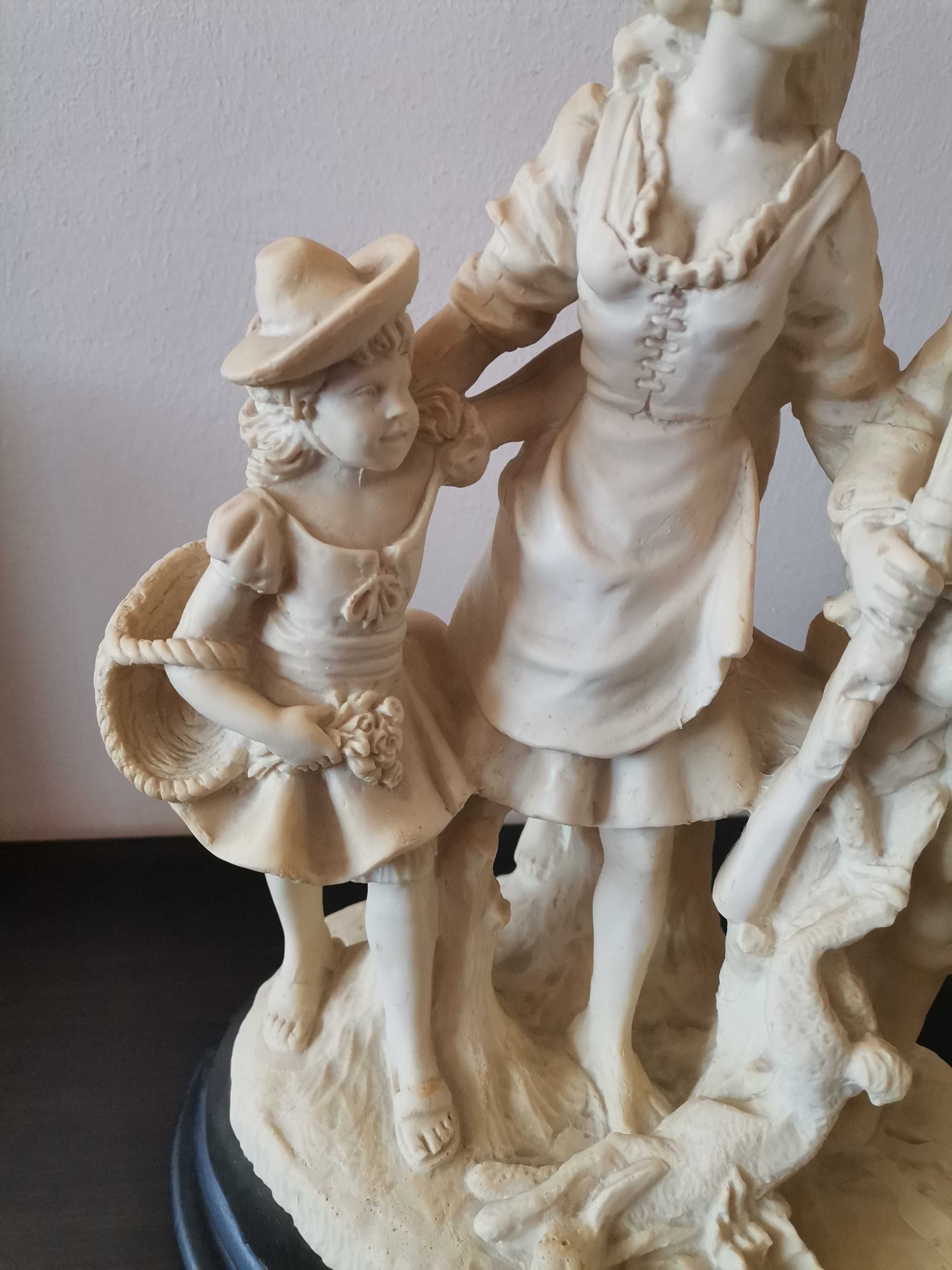 Figura "Myśliwy z rodziną " alabaster - Vintage