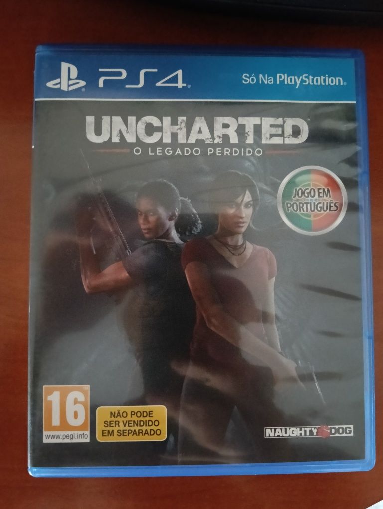 PS4 com 2 comandos e 6 jogos