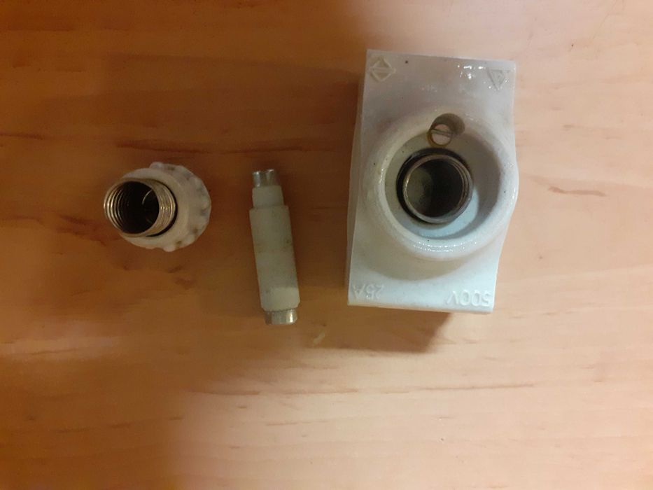 Podstawa bezpiecznika ceramiczna