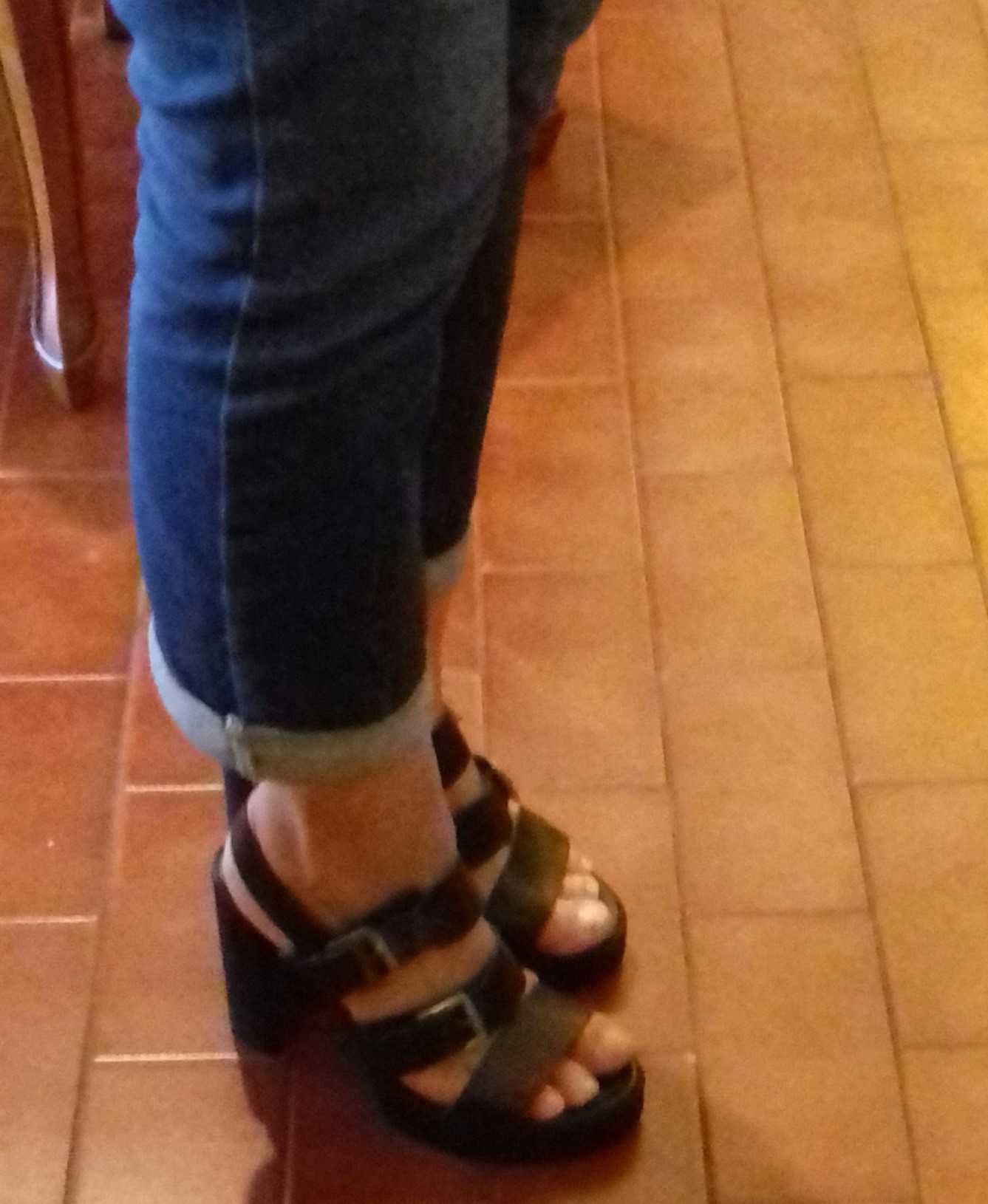 Sandálias lindas todas em pele , tamanho 36,