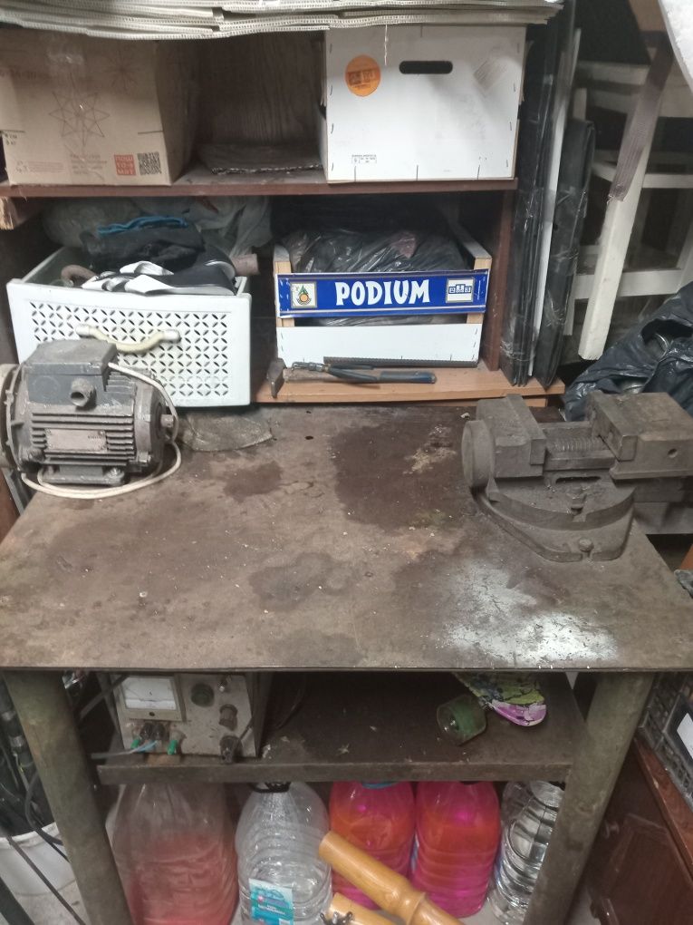 Продам залізного стола стісками  с точилом