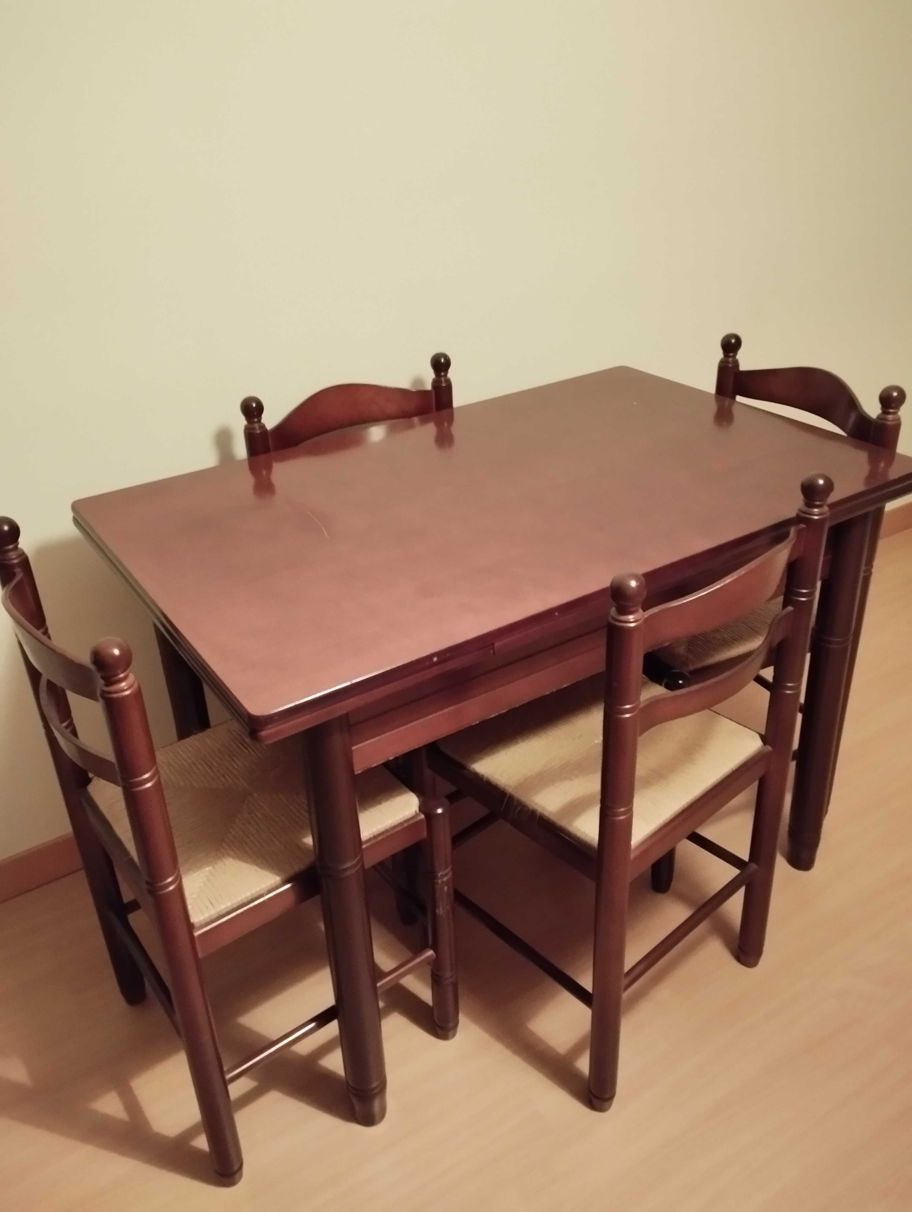 Mesa em mogno castanha com 4 cadeiras