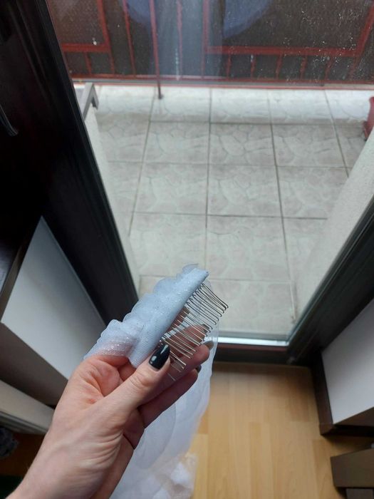 Długi welon ślubny – 230 cm, zimna biel z brokatem