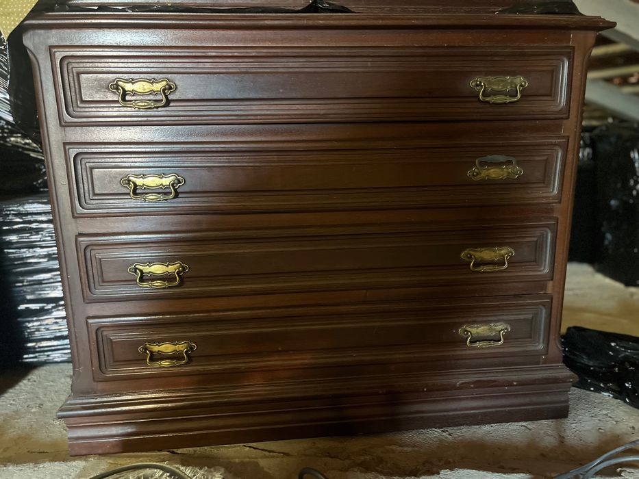 Cómoda com 4 gavetas