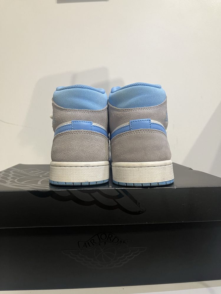 Jordan 1 Mid University Azul e cinza