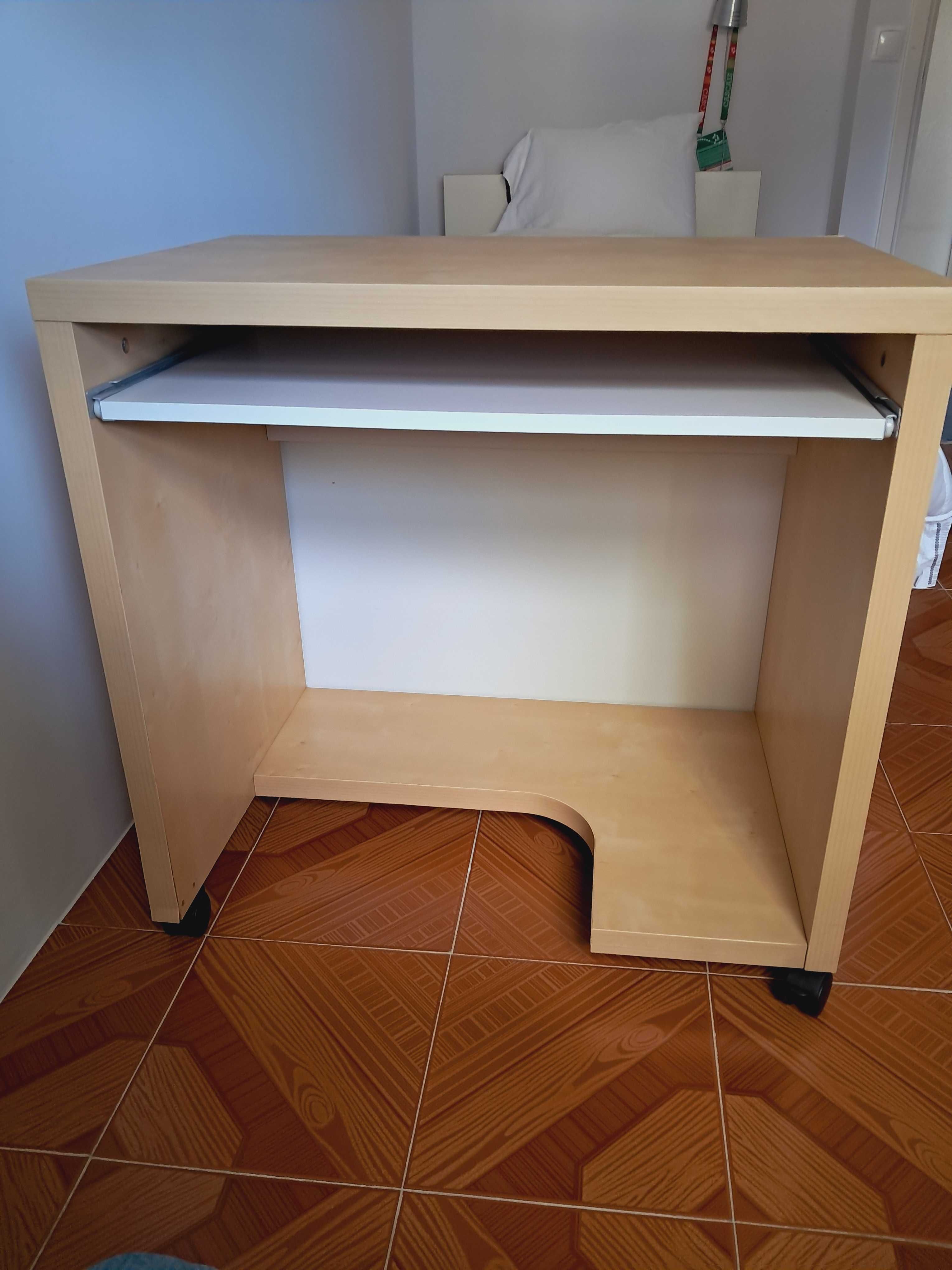 Para estudar confortavelmente sem gastar muito: Secretária ikea