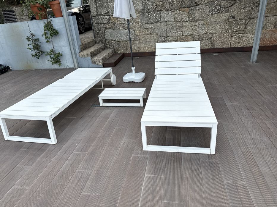 Espreguiçadeiras Gandia Blasco + mesa de apoio