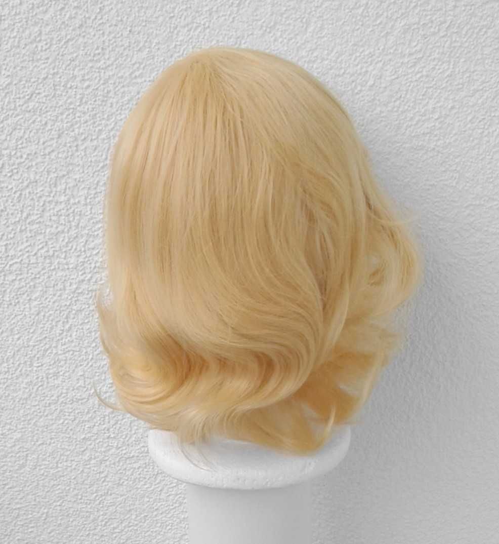 Krótka żółta peruka z grzywką na boku cosplay wig ciepły blond