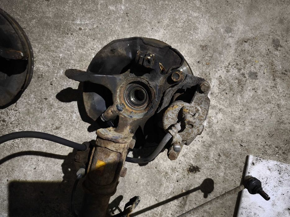 ZWROTNICA MCPHERSON PIASTA prawa lewa zacisk  Suzuki Swift MK6 1.3