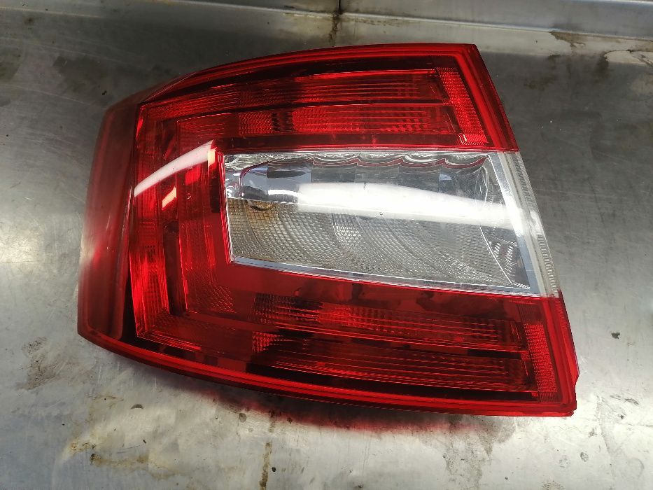 Lampa Lewa Tył Tylna Octavia 3 lll HB Sedan