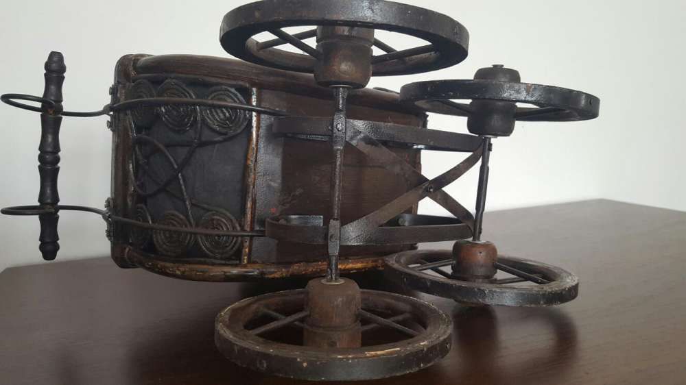 Stary antyczny wózek dla lalek z wczesnej epoki - przedwojenny