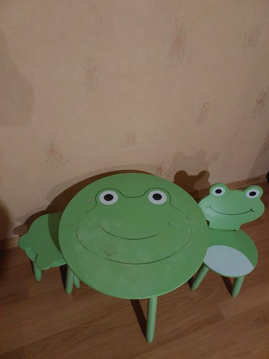Столик дитячий і два стільчики