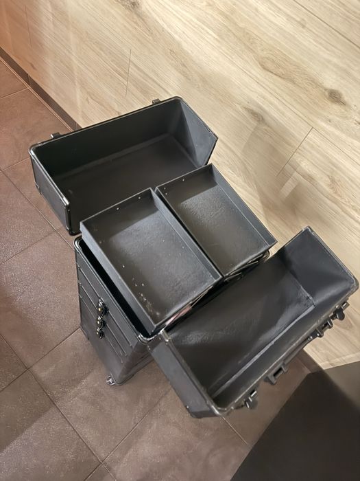 Kuferek kosmetyczny na kołkach