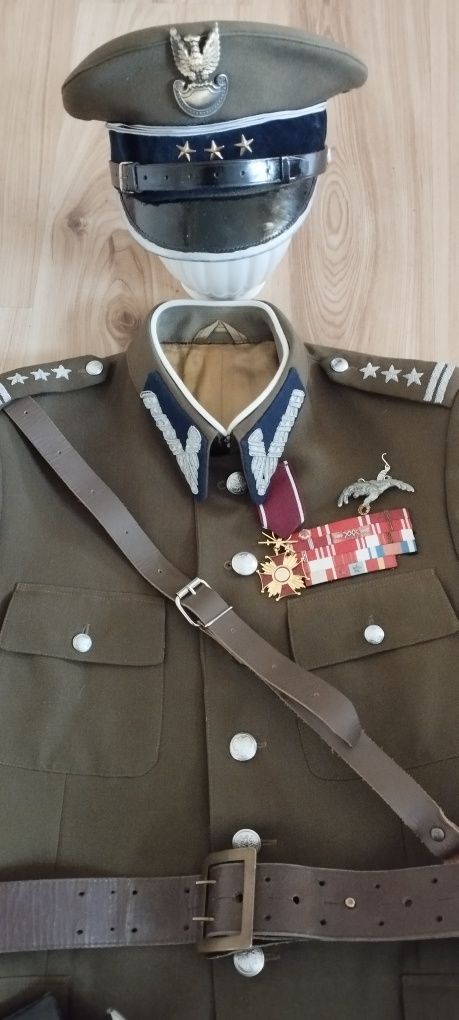 Mundur pułkownika LWP, KBW. czapka