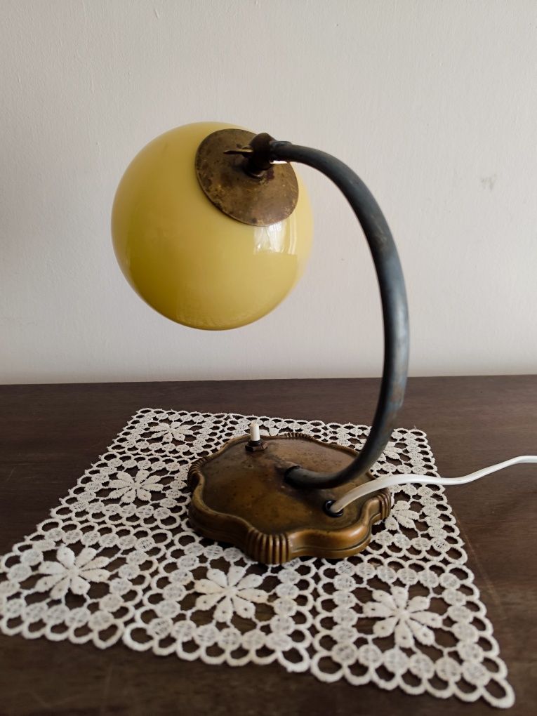 Malutka zabytkowa lampka nocna z mosiężnymi elementami. Vintage Retro