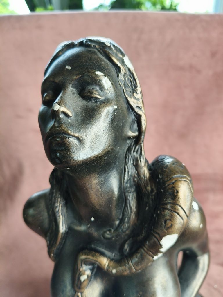 Gipsowa figurka kobiety z wężem 146