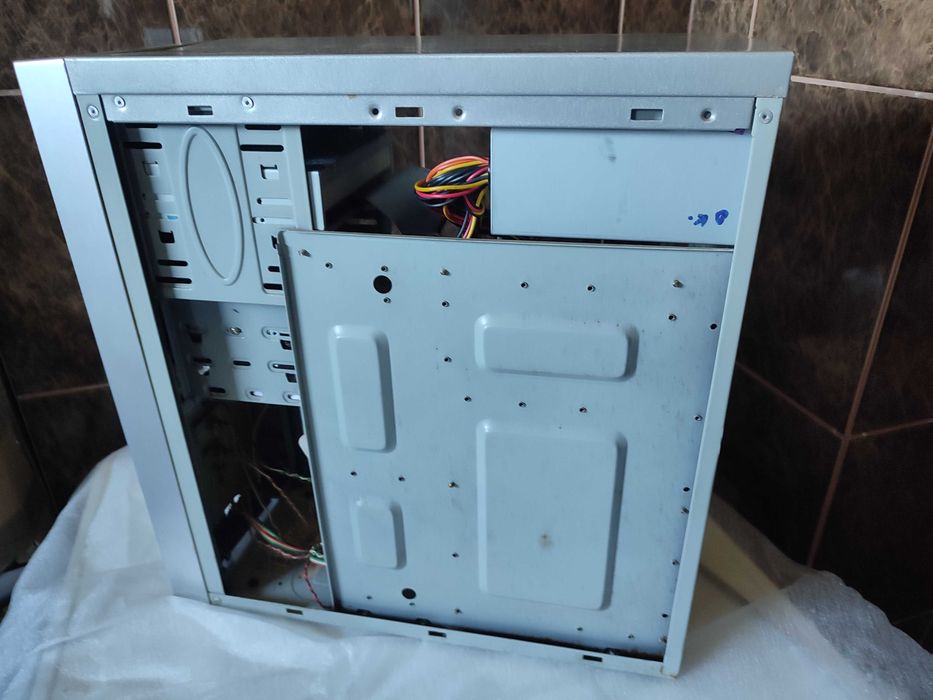 Komputer GIGABYTE GA-8IR533 grafika radeon 9200 muzyczna realtek