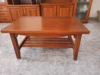 Mesa de apoio em pinho mel.