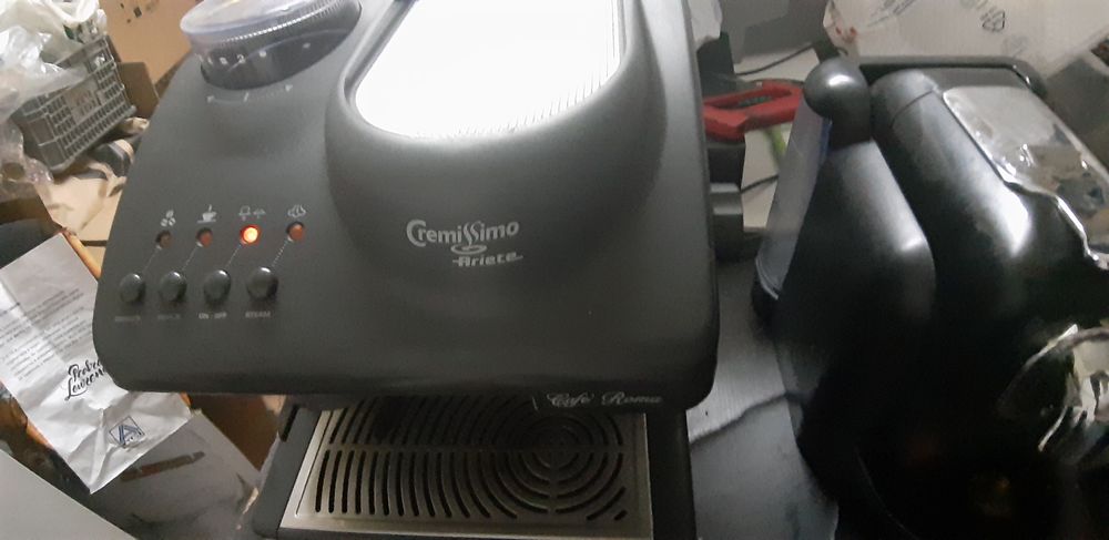 Três máquinas de café
