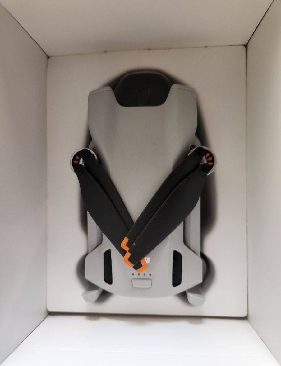 Dron DJI Mini 3 z kontrolerem RC