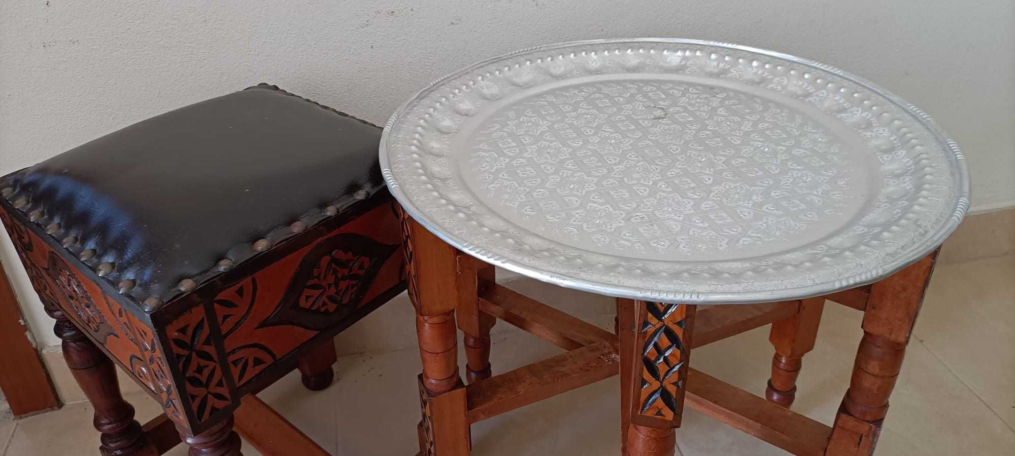 Vendo mesa com base em chapa trabalhada, estilo marroquino