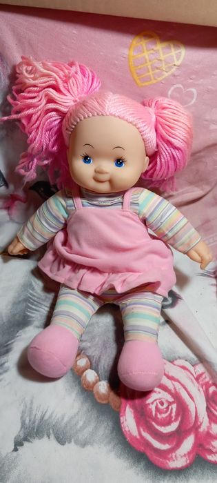 Boneca. Oferta de peluche á escolha