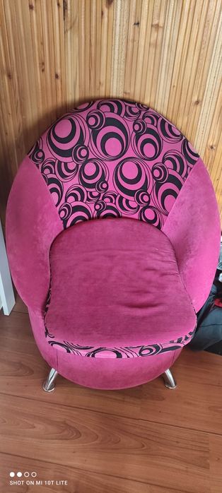 Różowe fotele w czarne wzory