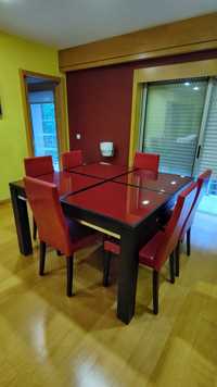 Mobília de sala de jantar (mesa, cadeiras, e aparador)