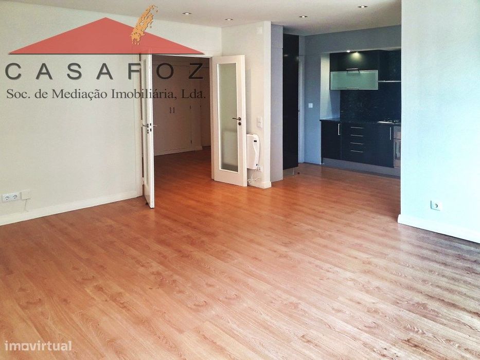 Apartamento T2 para arrendamento no Jardins da Arrábida.