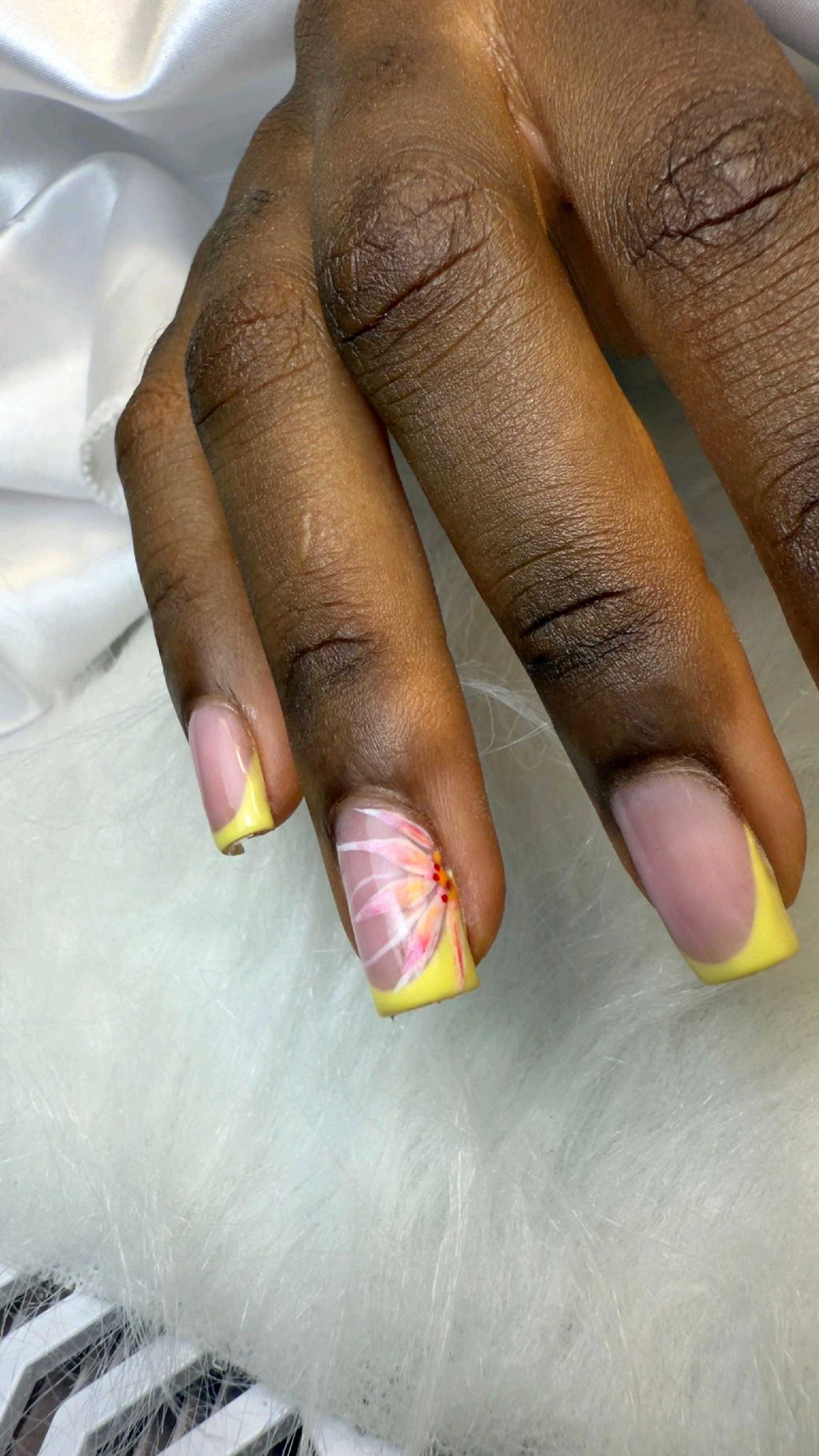 Extensão em gel e nail arts