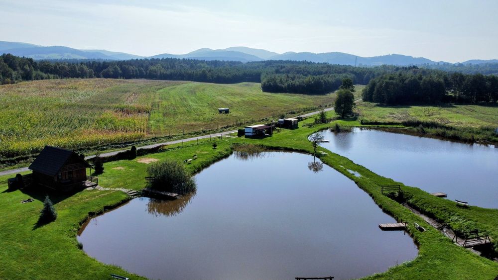 Chatka Nad Stawami –  domek nad wodą, wśród łąk gór, stawów i lasów,