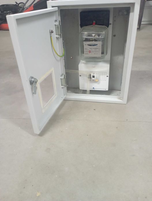 Skrzynka na licznik elektryczny wraz z licznikiem