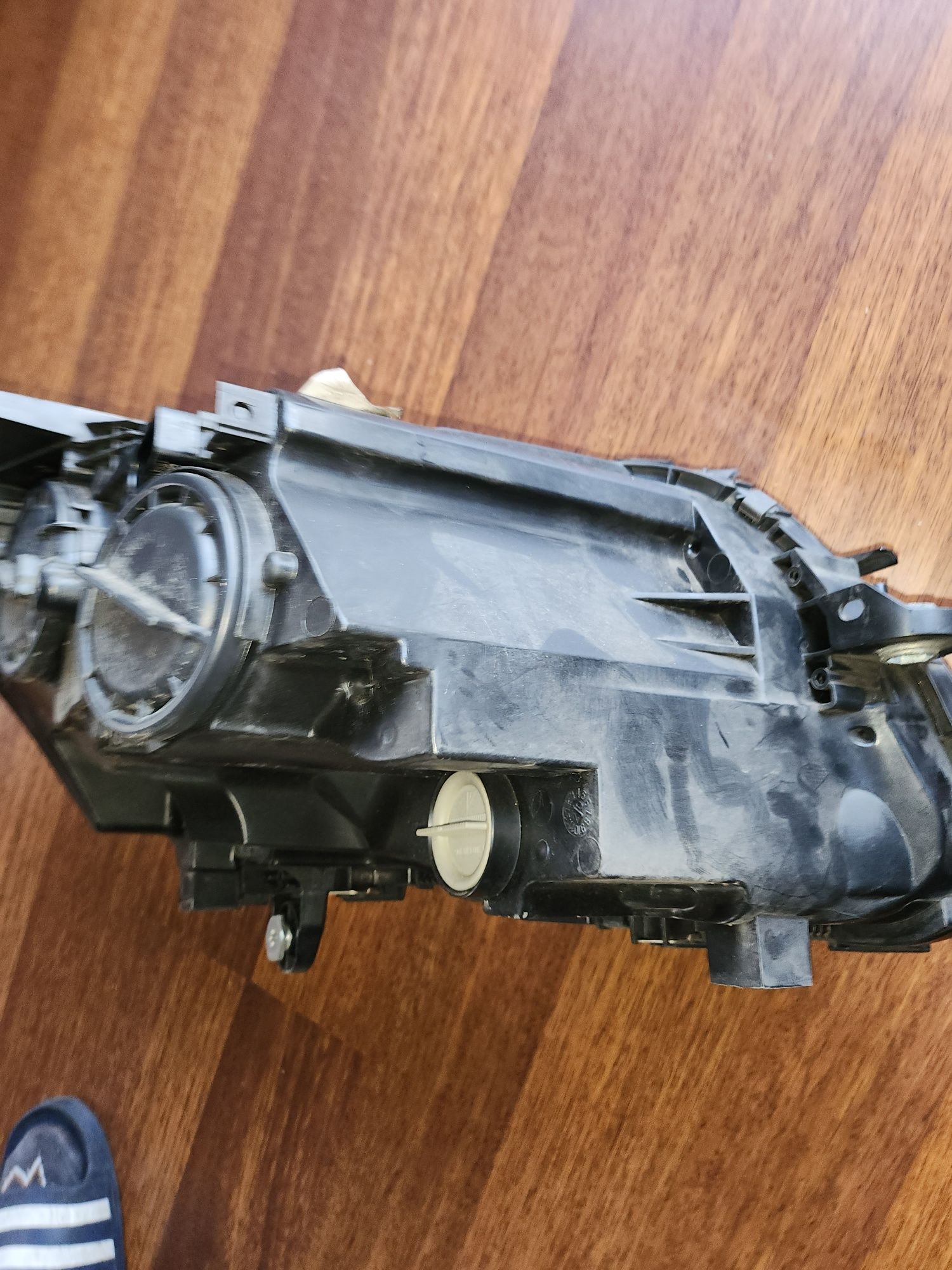 Lampa Lewa Mercedes C205 zwykła ne A205. 906. 6402 cala