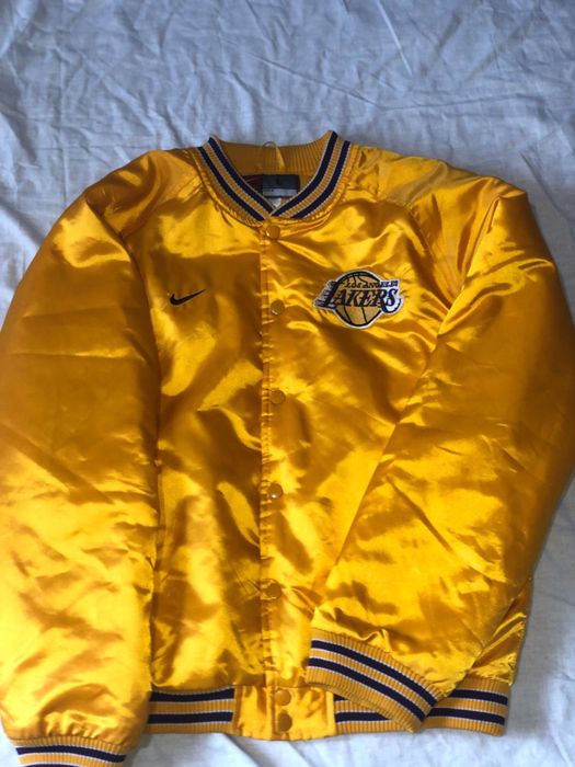 Бомбер-курточка Nike 600 грн