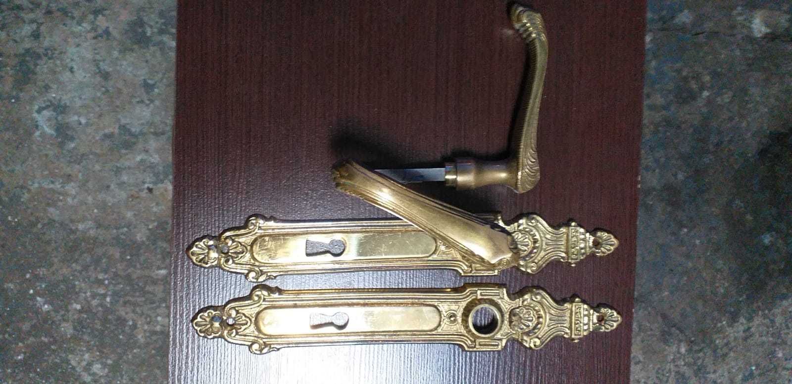 Mosiężne szyldy z klamkami używane do drzwi