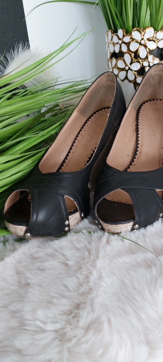 Koturny czarne sandały