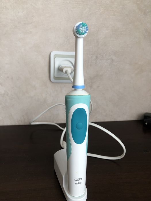 Продаю электрическую зубную щетку