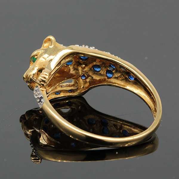 Złoty pierścionek z szafirami, diamentami i szmaragdami PANTERA 18K