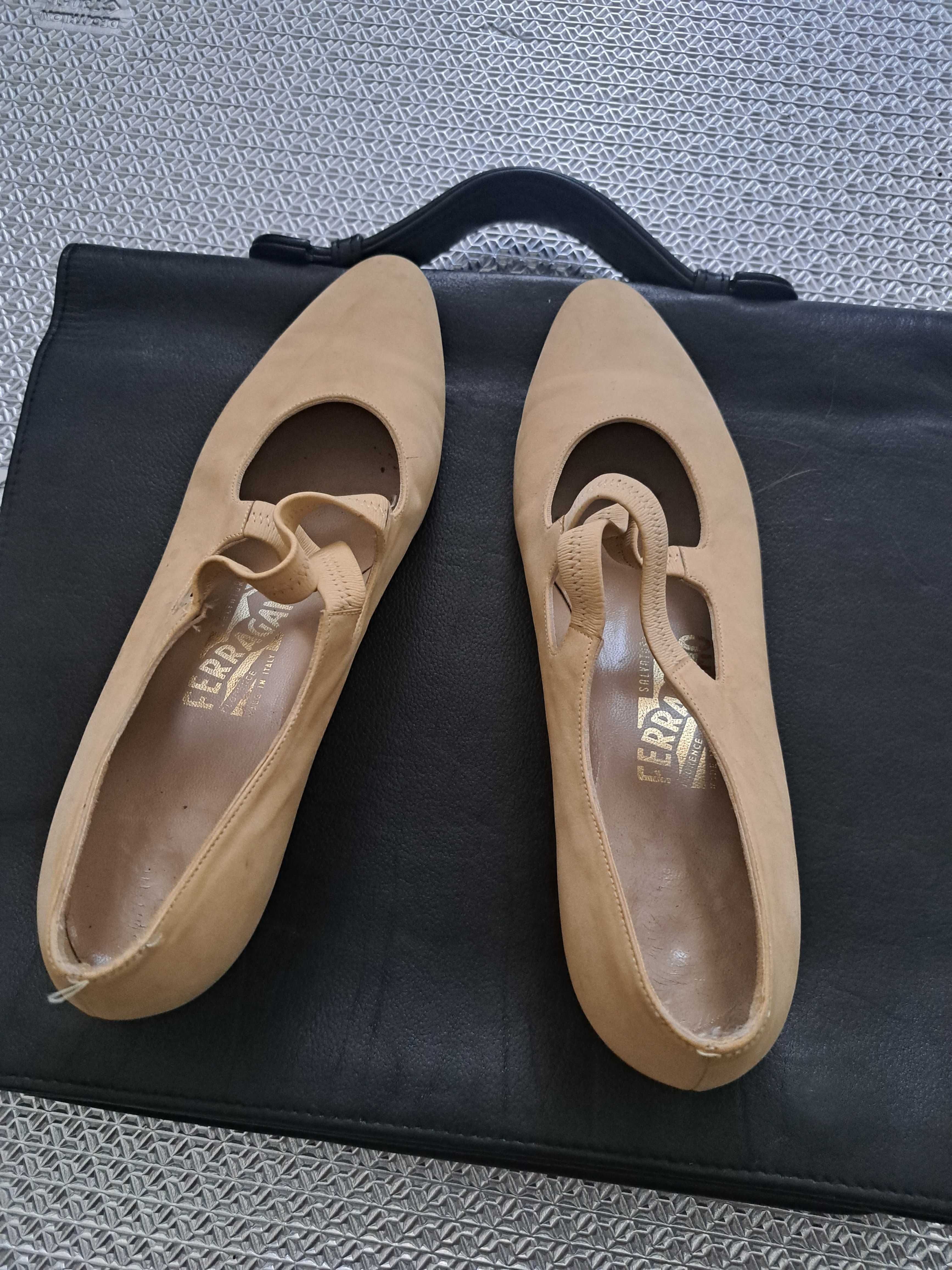 Czulenka ecru Salvatore Ferragamo 39