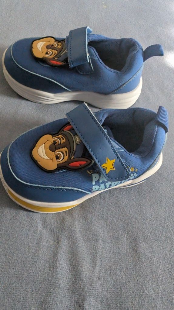 Sandały Mario 24 świecące, adidasy Psi patrol 25 świecące, buty zimowe