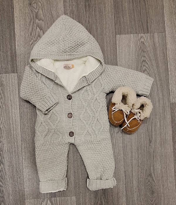 В'язаний теплий комбінезончик та теплі пінетки