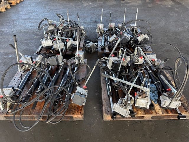 Duża pompa hydrauliczna z siłownikiem do podnoszenia kabiny wozidła